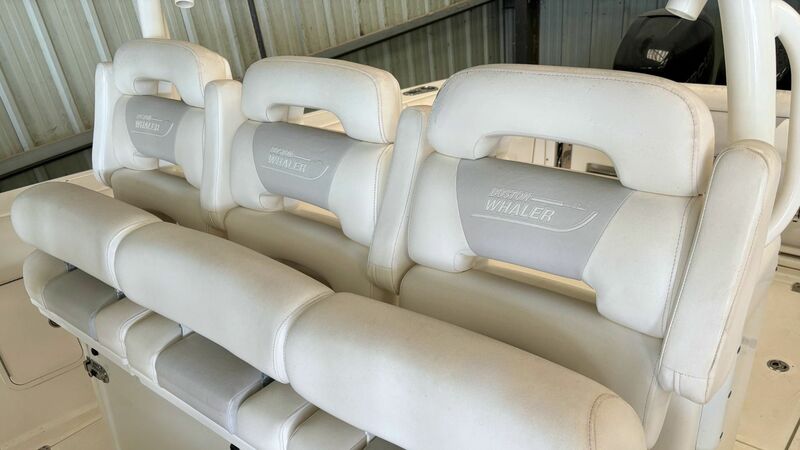 BOSTON WHALER 370 OUTRAGE